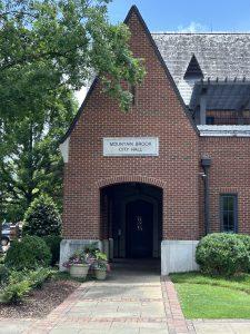 The Mountain Brook AL Municipal Court is co-locted with the Mountain Brook AL City Hall. Criminal defense lawyers Whitney Polson and Zander Carrie defend clients in this courtroom who face DUI and other traffic offense charges.